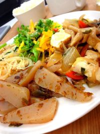 今日の社食♪「厚揚げ野菜炒めとこんにゃくの土佐煮？」