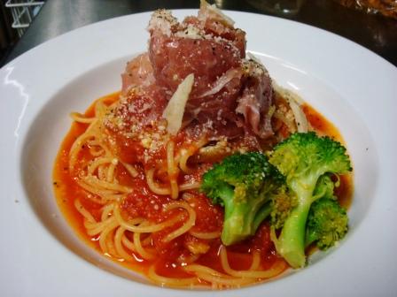 生ハムとパルメジャーノチーズのトマトソースパスタ