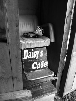 Daisys Cafe。