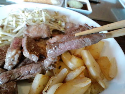お肉を食べてパワーチャージ(￣‥￣)=3 ﾌﾝ