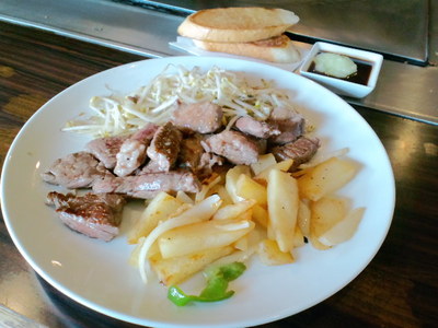 お肉を食べてパワーチャージ(￣‥￣)=3 ﾌﾝ