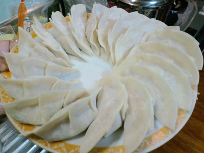 手作り餃子と餃子皮でピザ　酒の肴に♪(*´∇｀*)