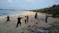 早朝渡口の浜ゴミ拾い・ヨガ！