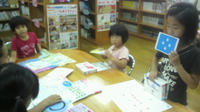 来間小学校放課後子ども教室の万国旗作りの道②