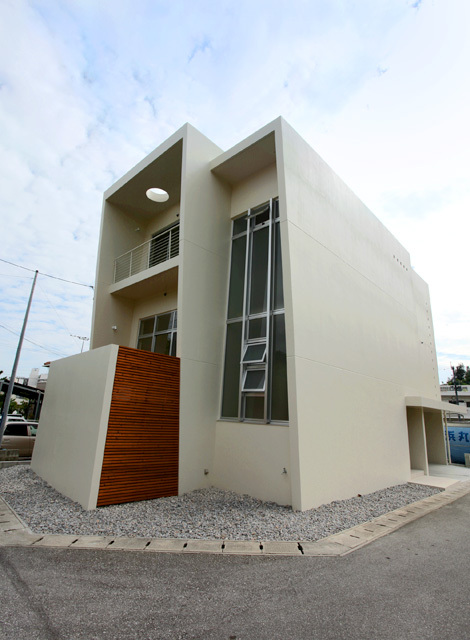 住宅関連:沖縄に合った木造住宅とキレイなコンクリート住宅 沖縄市の
