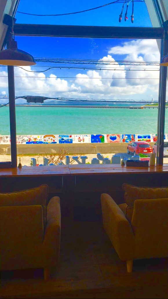 海が見えるレストラン カフェ リゾート気分でランチタイム 沖縄市の パパズキッチン てぃーだニュース