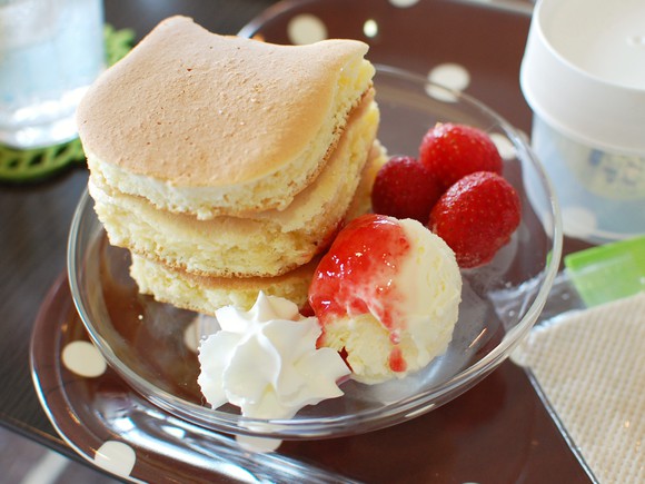 猫まるカフェOKINAWA ミニキャットタワーパンケーキ