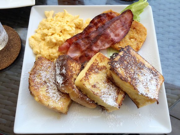 朝食から食べれるフワッフワのフレンチトースト 北谷砂辺にある Seaside Terrace シーサイドテラス へ てぃーだニュース