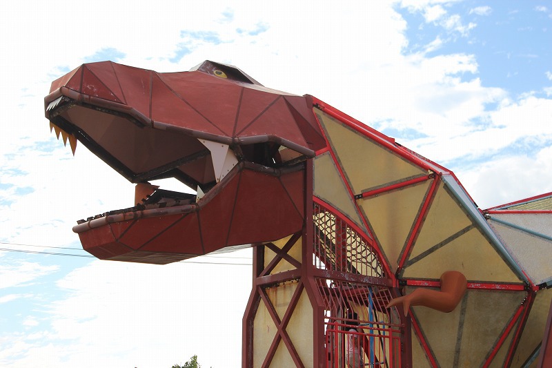 恐竜に会える 東浜きょうりゅう公園の巨大ティラノサウルス遊具で遊ぼう てぃーだニュース