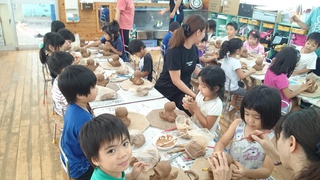 さざなみ保育園分園なぎさ園児のシーサー制作体験