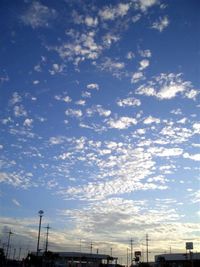 沖縄の空、秋の雲が出ています。