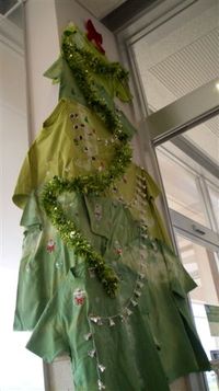 【真境名照子染め展】ウージ色のクリスマスツリー出現！！