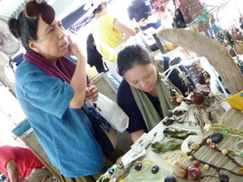 もとぶ手作り市の笑顔はたくさん。自分達も笑顔がもらえます！