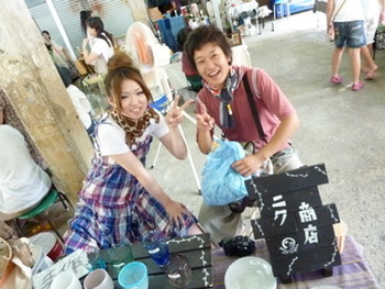 もとぶ手作り市の笑顔はたくさん。自分達も笑顔がもらえます！