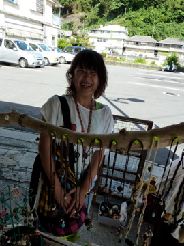 Ｗメガネ店長登場！もとぶありんくりん市の記事です。
