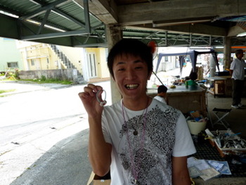 Ｗメガネ店長登場！もとぶありんくりん市の記事です。