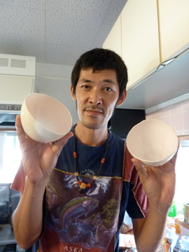 ダチョウの卵を割る作業は思った以上に大変な作業でした