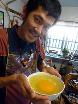 ダチョウの卵を割る作業は思った以上に大変な作業でした