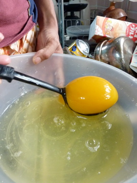 ダチョウの卵を割る作業は思った以上に大変な作業でした