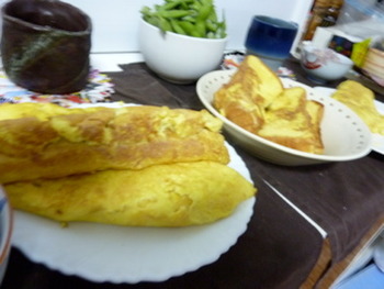 ダチョウの卵を割る作業は思った以上に大変な作業でした