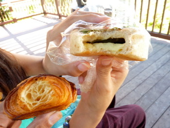 あのアイプラスのパンが外で食べられる！　　　って普通ですね。