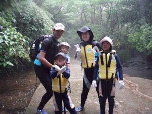 沖縄の自然体験・エコツアー：滝を目指す沢登りツアー