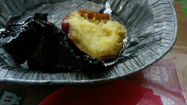 自宅でも簡単に出来る焼き芋 黒ホイルで時短 ほくほく おやつにもってこい Vacation Kitchen こころを込めた食づくりから 心を育む 食場 づくりへ
