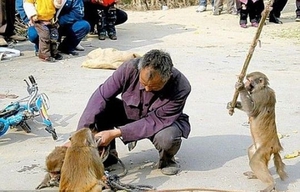 【中国】川に飛び込んだ女性救出の外国人男性、戻ったら荷物がない！