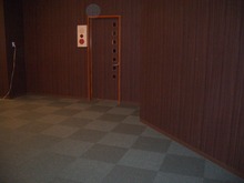 コンクリートの壁に壁紙を 沖縄県内最大級カーテン展示場 ワールドルームブログ